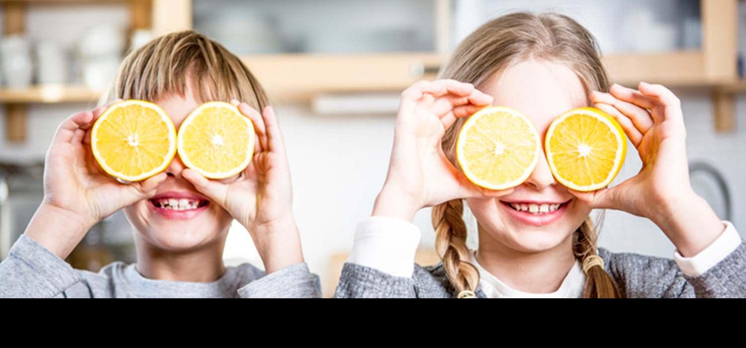 деца си играат со портокали