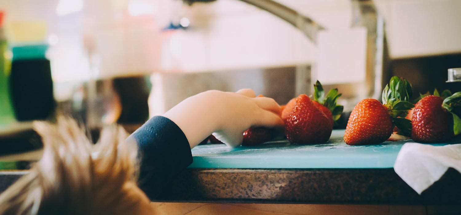 Дете зема јагоди од кујна