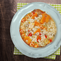 Пикантна пилешка супа со пиперки и ориз