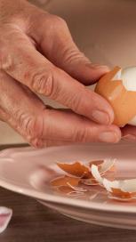 https://www.maggi.mk/sites/default/files/styles/search_result_153_272/public/How-to-peel-a-hard-boiled-egg.jpg?itok=V7bDsE_k