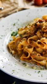 https://www.maggi.mk/sites/default/files/styles/search_result_153_272/public/article_images/SEM_10_Simple_Pasta_Recipes_That_Will_Have_Your_Guests_Drooling.jpg?itok=SmwK4vUS